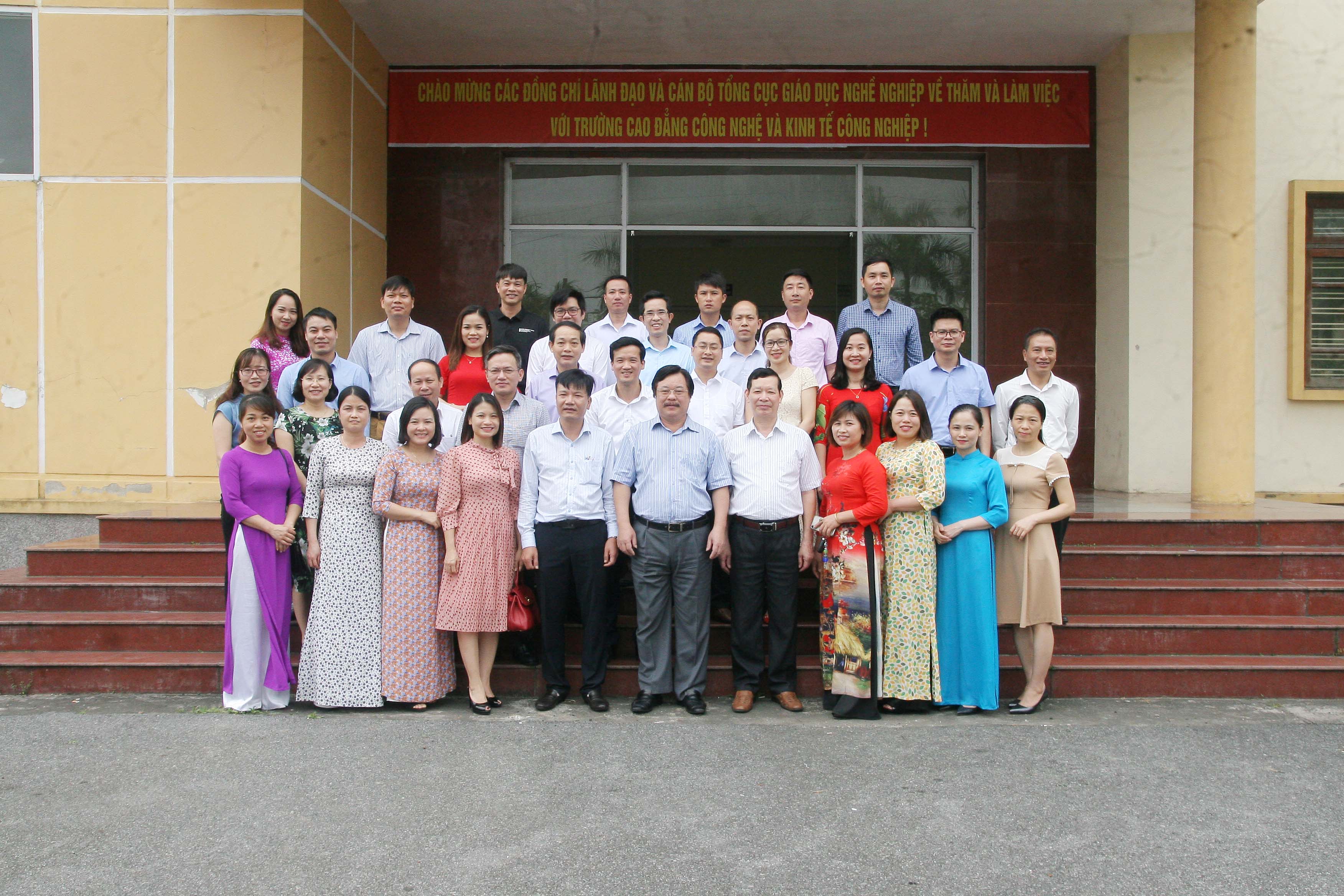 TS. Nguyễn Hồng Minh và cán bộ Tổng Cục Giáo dục Nghề nghiệp về thăm và làm việc tại trường năm học 2019- 2020.