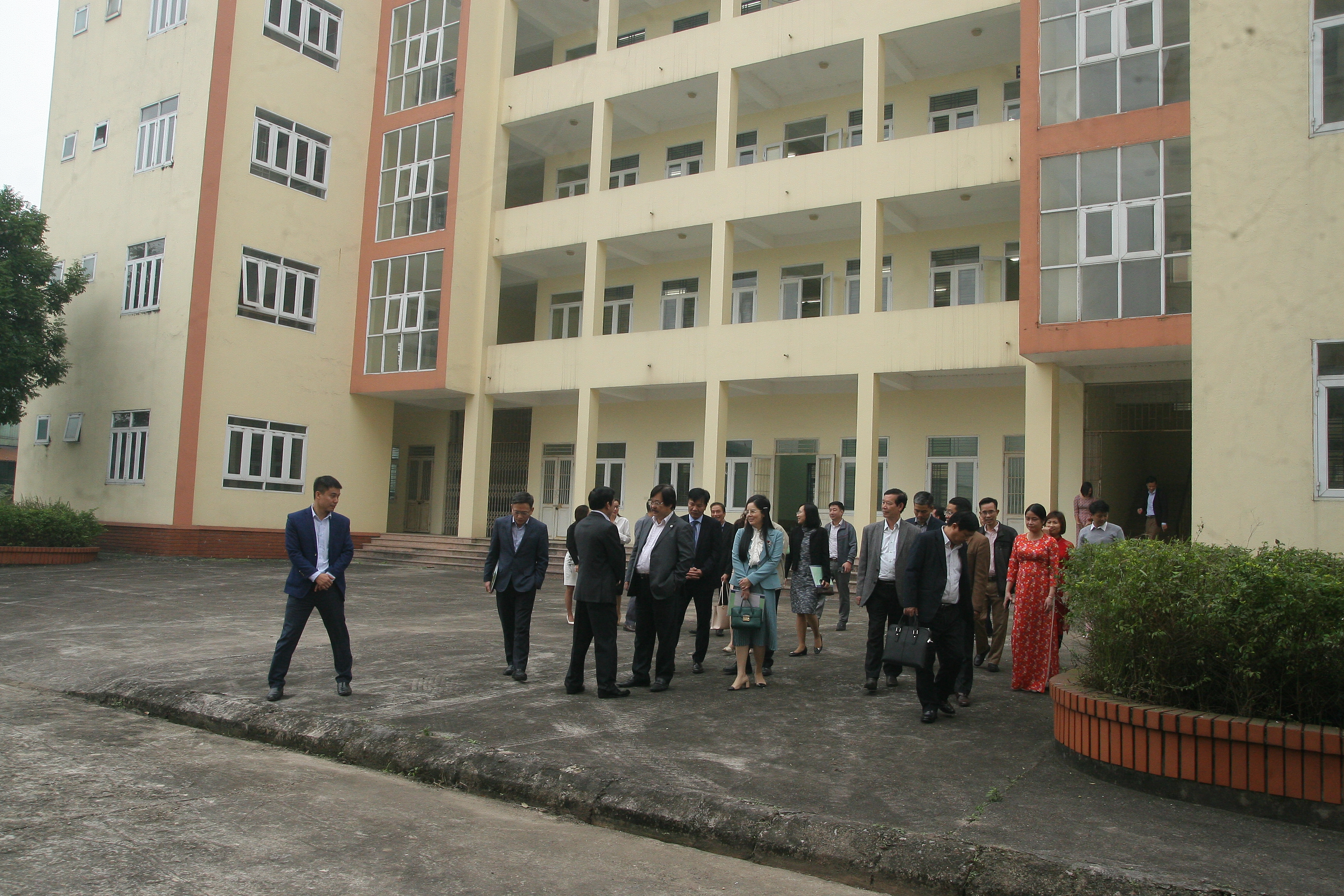 Đoàn công tác thăm quan xưởng thực hành của nhà trường.